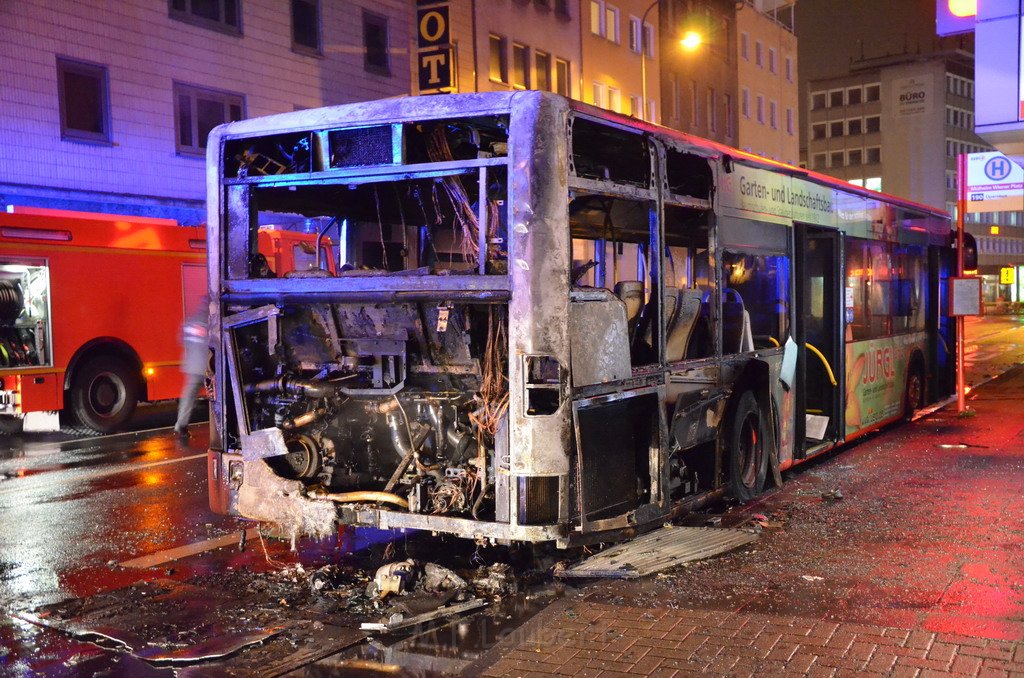 Stadtbus fing Feuer Koeln Muelheim Frankfurterstr Wiener Platz P081.JPG